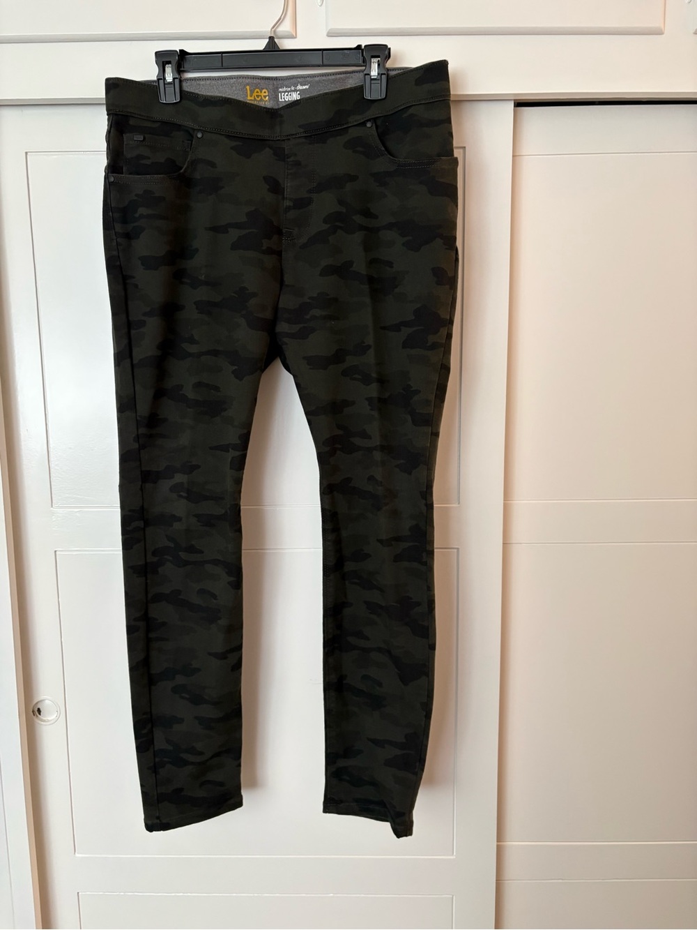 Lee Women’s Camo Jeggings in Olive/Black. Comfy. Stretch.